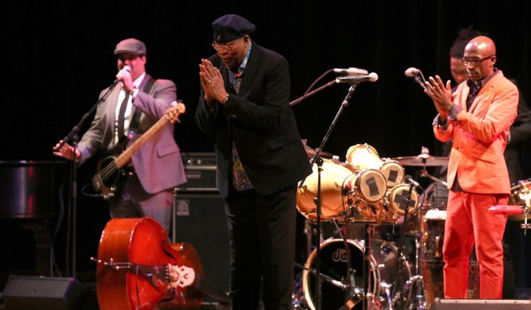 El artista cubano Chucho Valdés y su tributo a Irakere actuando en Nueva York.