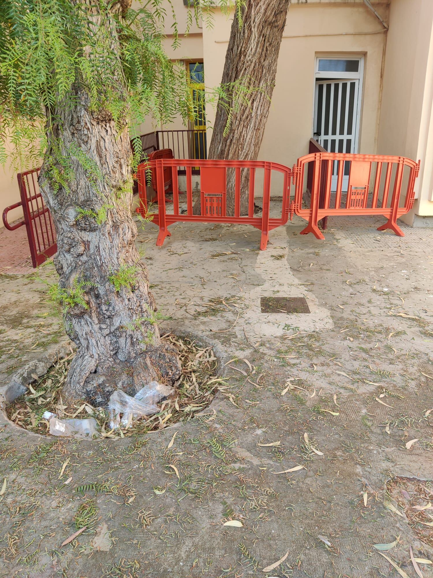 Desperfectos en el patio de Infantil del CEIP El Palmeral