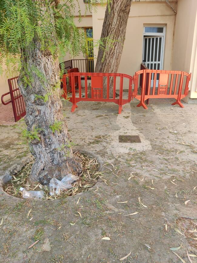 Desperfectos en el patio de Infantil del CEIP El Palmeral