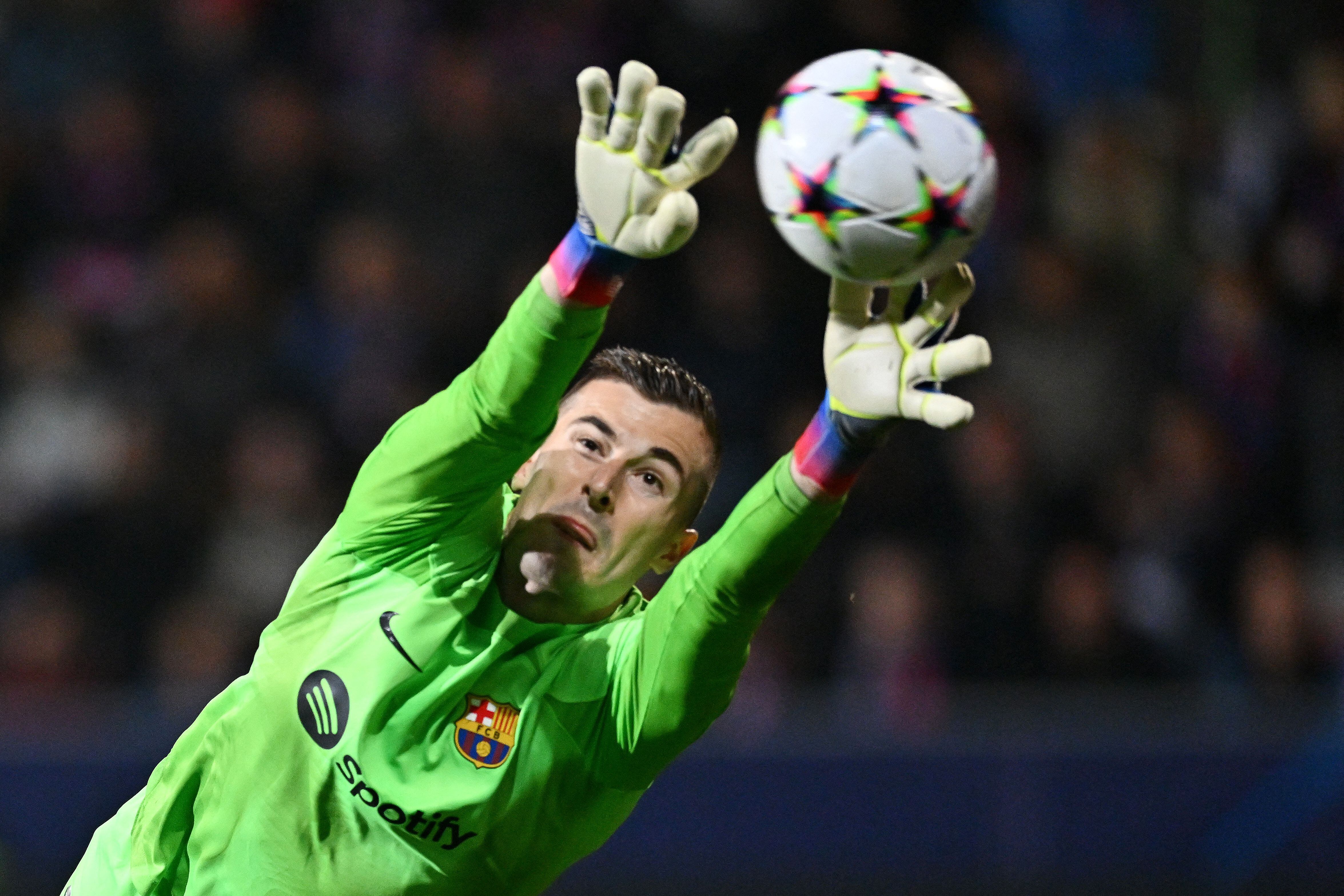 Iñaki Peña detiene un balón en un partido de Champions League con el Barcelona