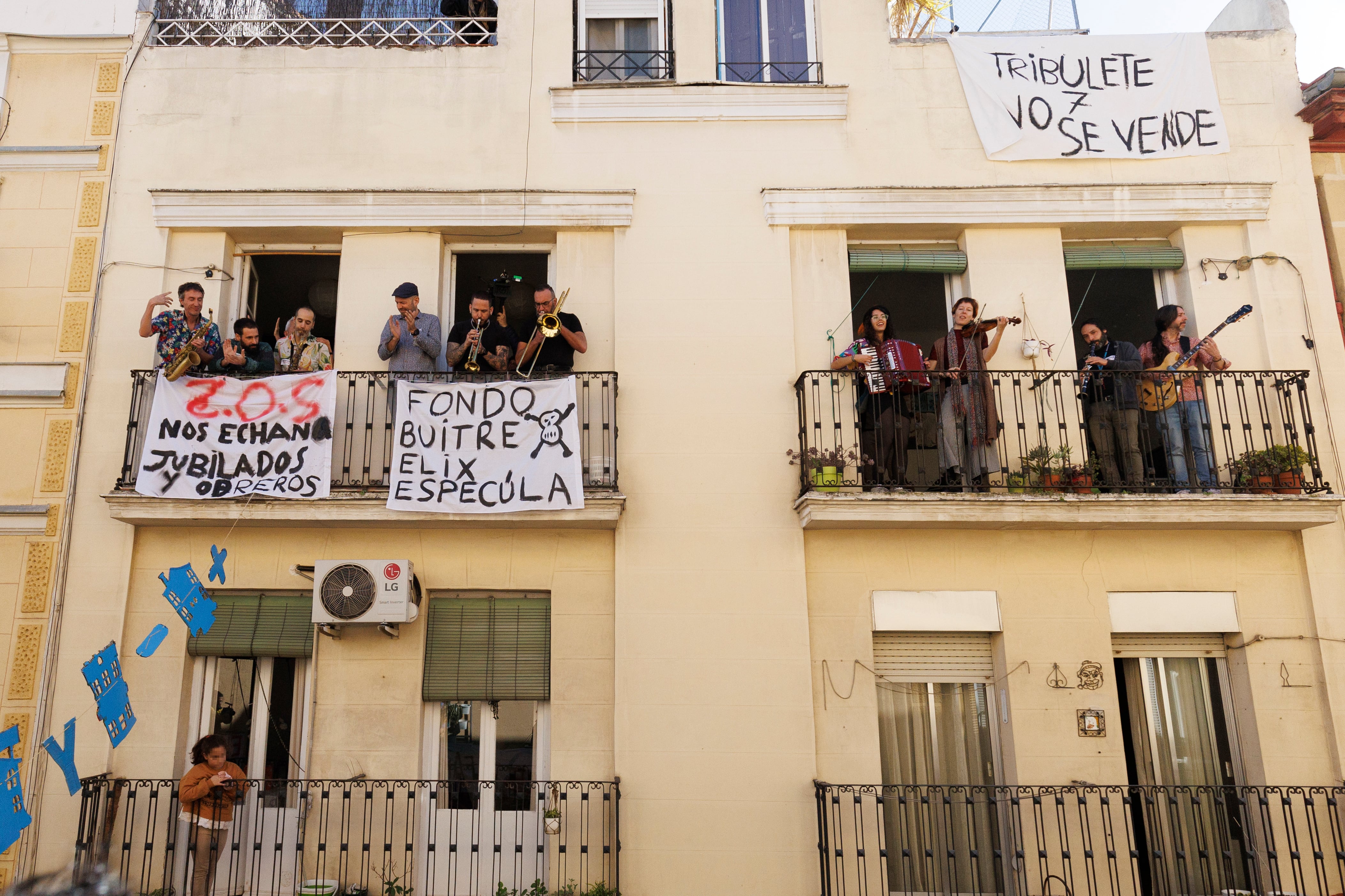 Los vecinos de un bloque de viviendas adquirido por una Socimi organizan una jornada reivindicativa de música en sus pisos para protestar por su presumible desahucio.