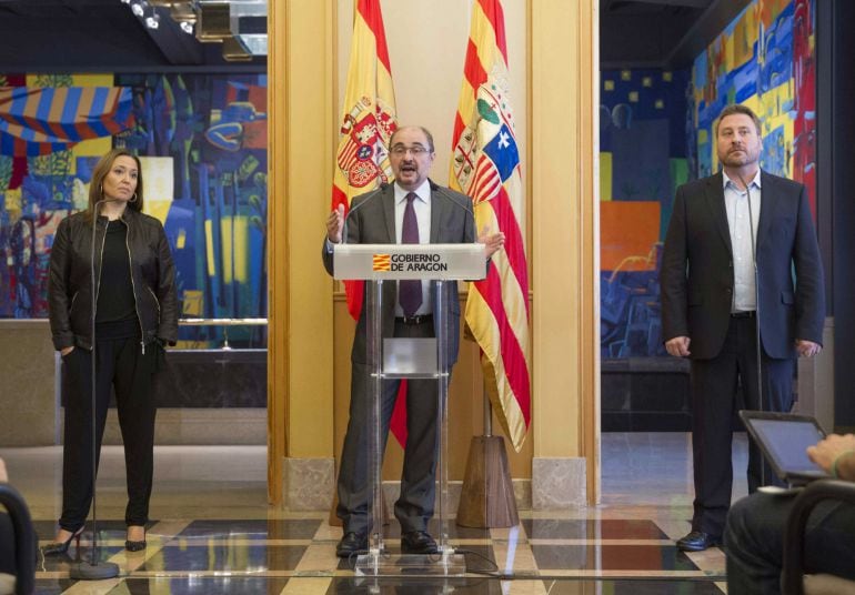 El presidente de Aragón, Javier Lambán, la consejera de Educación, Mayte Pérez, y el consejero de Vertebración, José Luis Soro