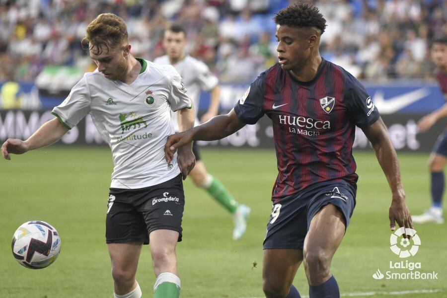 Peque y Carlos Kevin, delanteros de Racing y Huesca, no pudieron anotar ningún gol