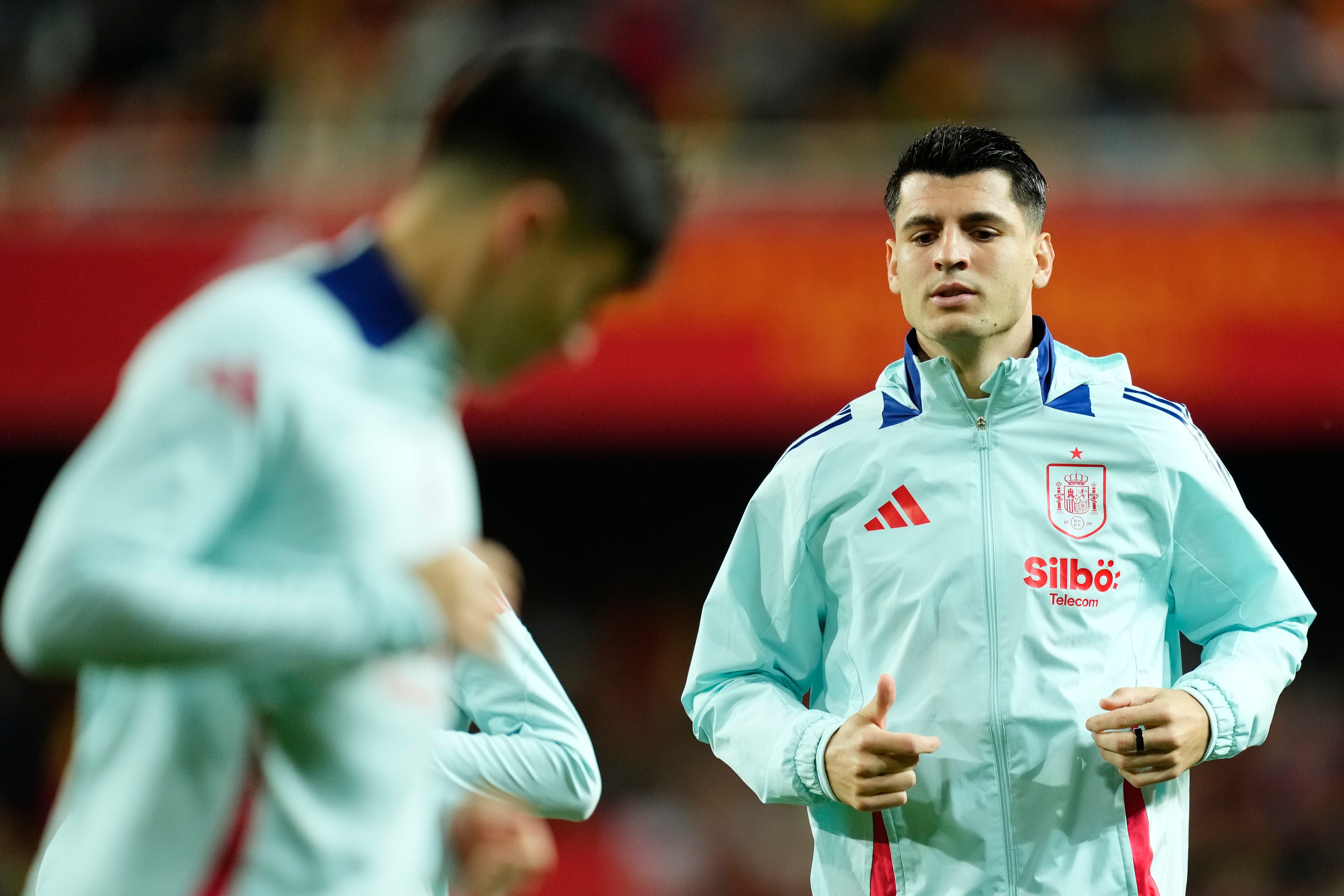 Álvaro Morata calienta en la previa de un partido con la selección española