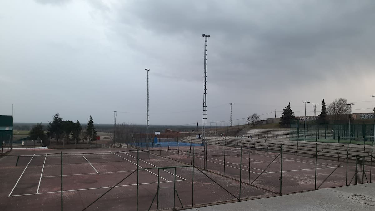 Jonás Gómez, concejal de Deportes, habla de las próximas obras en las pistas de tenis de Cuéllar