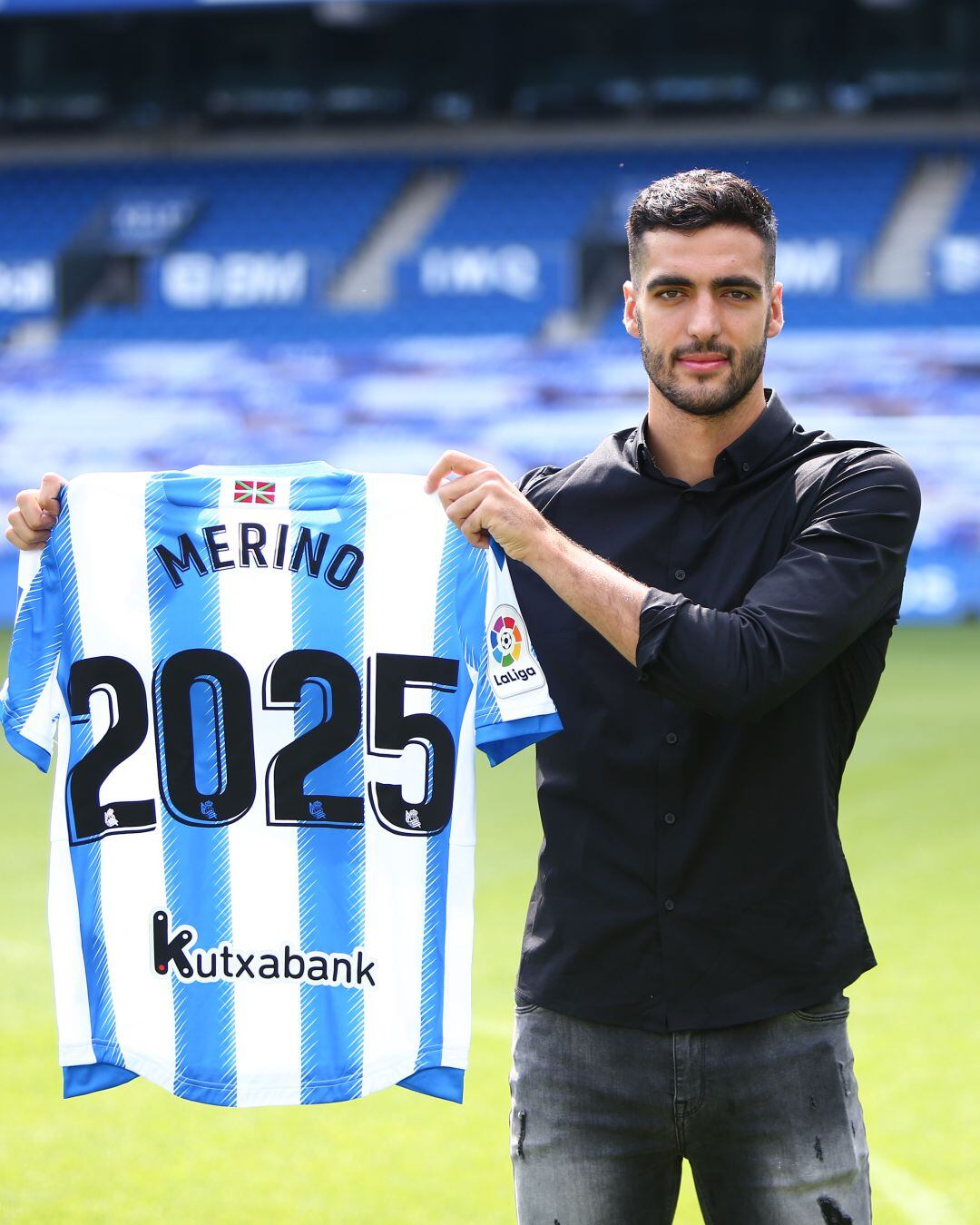 Mikel Merino posa con una camiseta con el año de su nuevo contrato