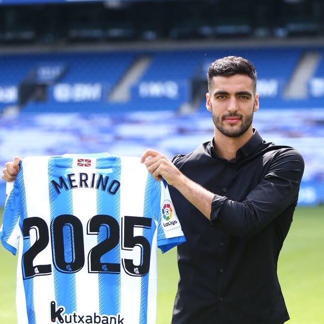 Mikel Merino posa con una camiseta con el año de su nuevo contrato