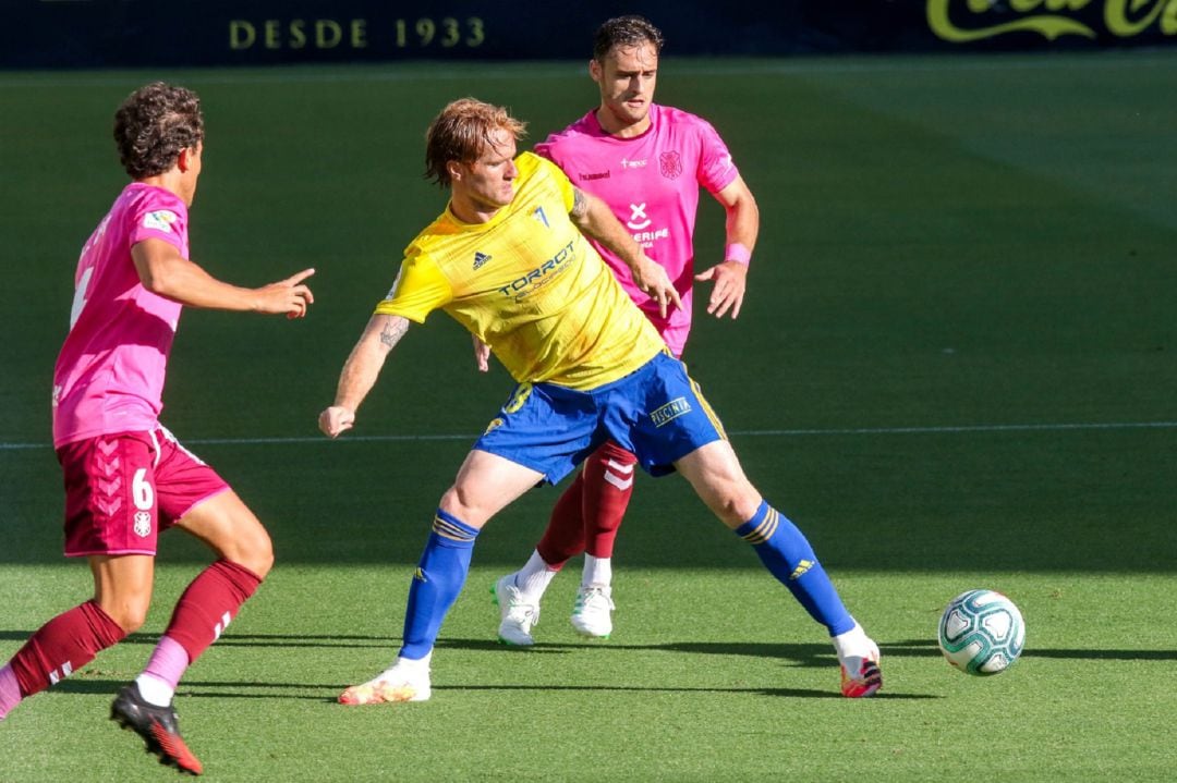 Álex Fernández controla un balón durante un partido de la pasada temporada.