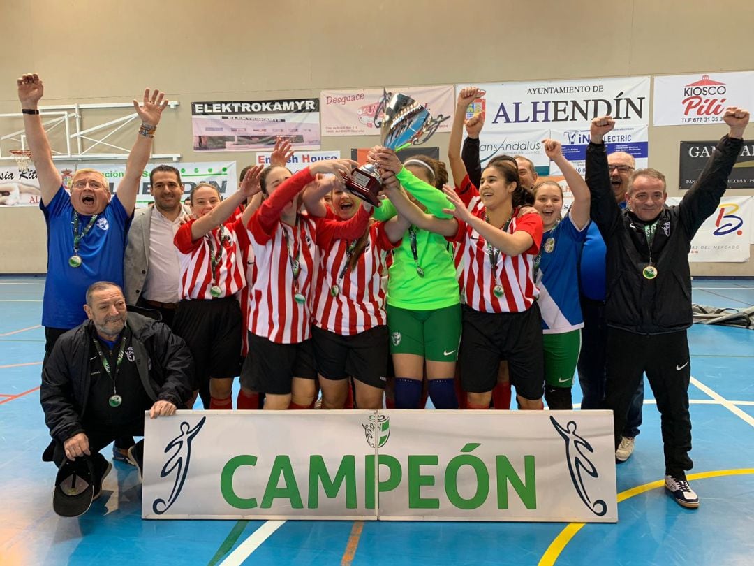 Almería levanta los brazos como ganadora del Campeonato de Andaucía.