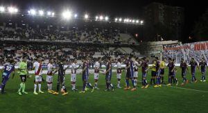 Los jugadores de ambos equipos se saludan.