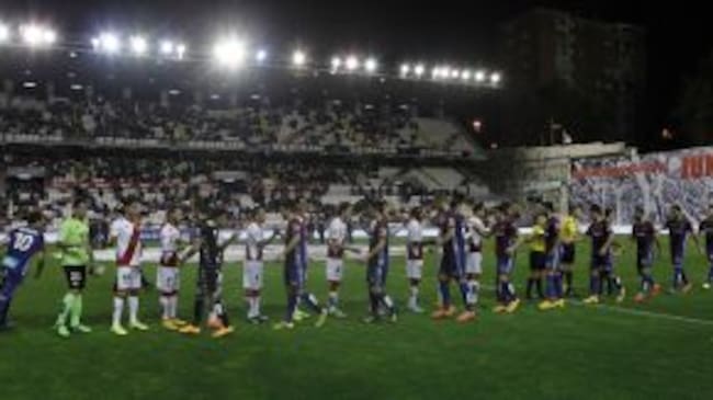 Los jugadores de ambos equipos se saludan.