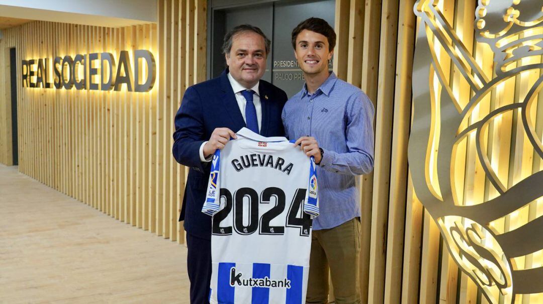 Guevara posa con Aperribay en el palco de Anoeta