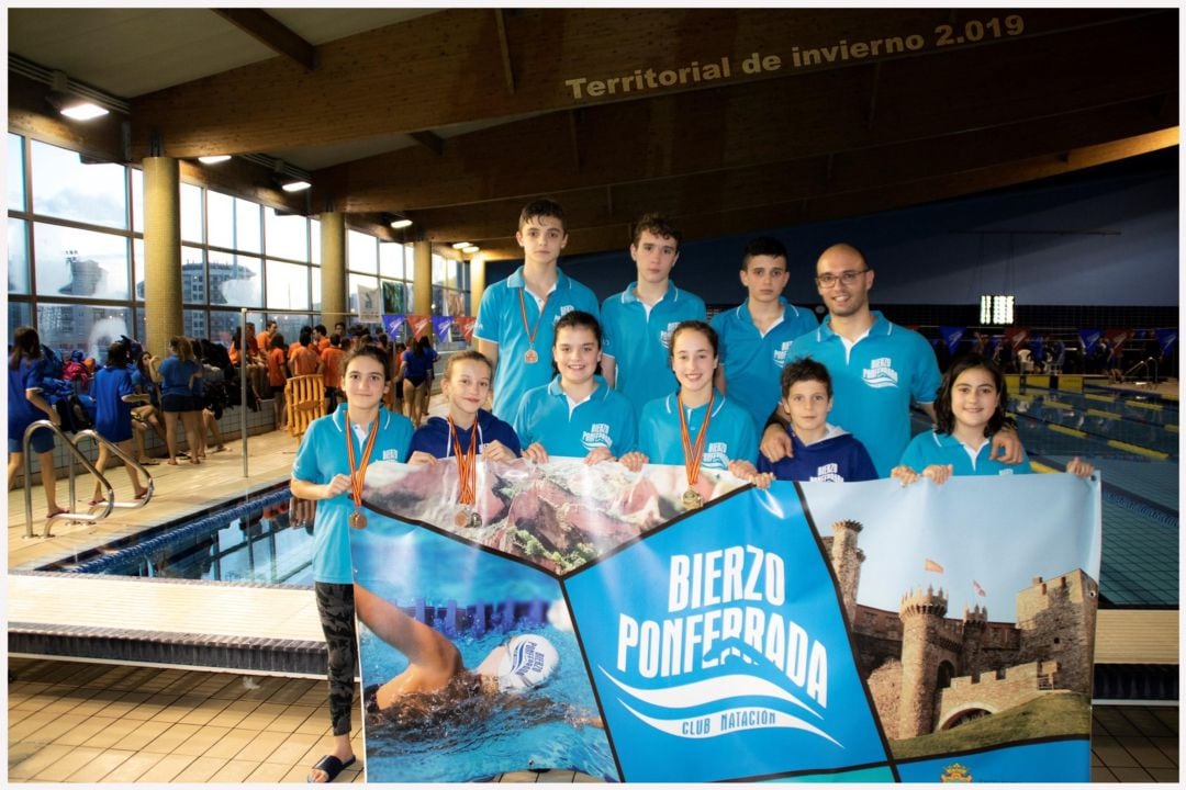Doce medallas consiguió la representación berciana en los autonómicos de natación , entre ellas dos mínimas para el nacional para Gabriela Sánchez.