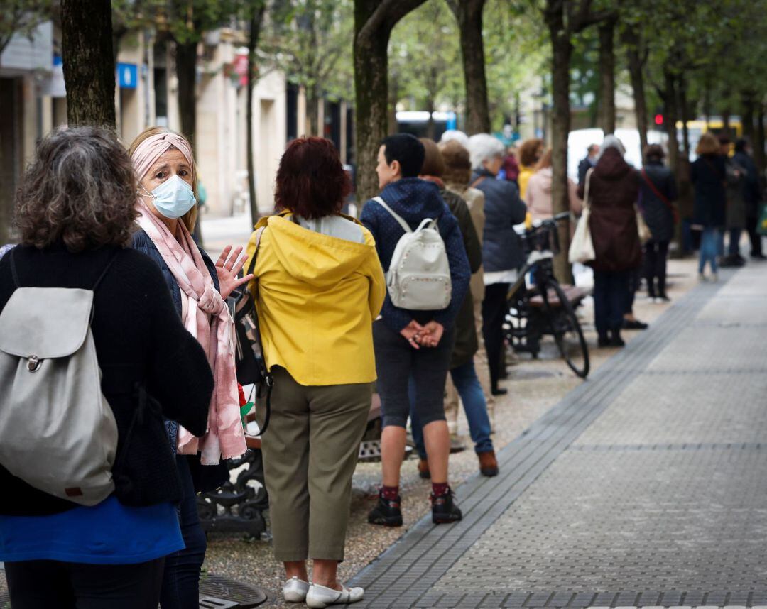 Vista de la cola para acceder a un comercio de labores y costura en San Sebastián.