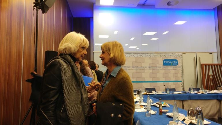 Teófila Martínez charla con María José García Pelayo poco después de anunciar su decisión de no repetir como candidata a la alcaldía de Cádiz