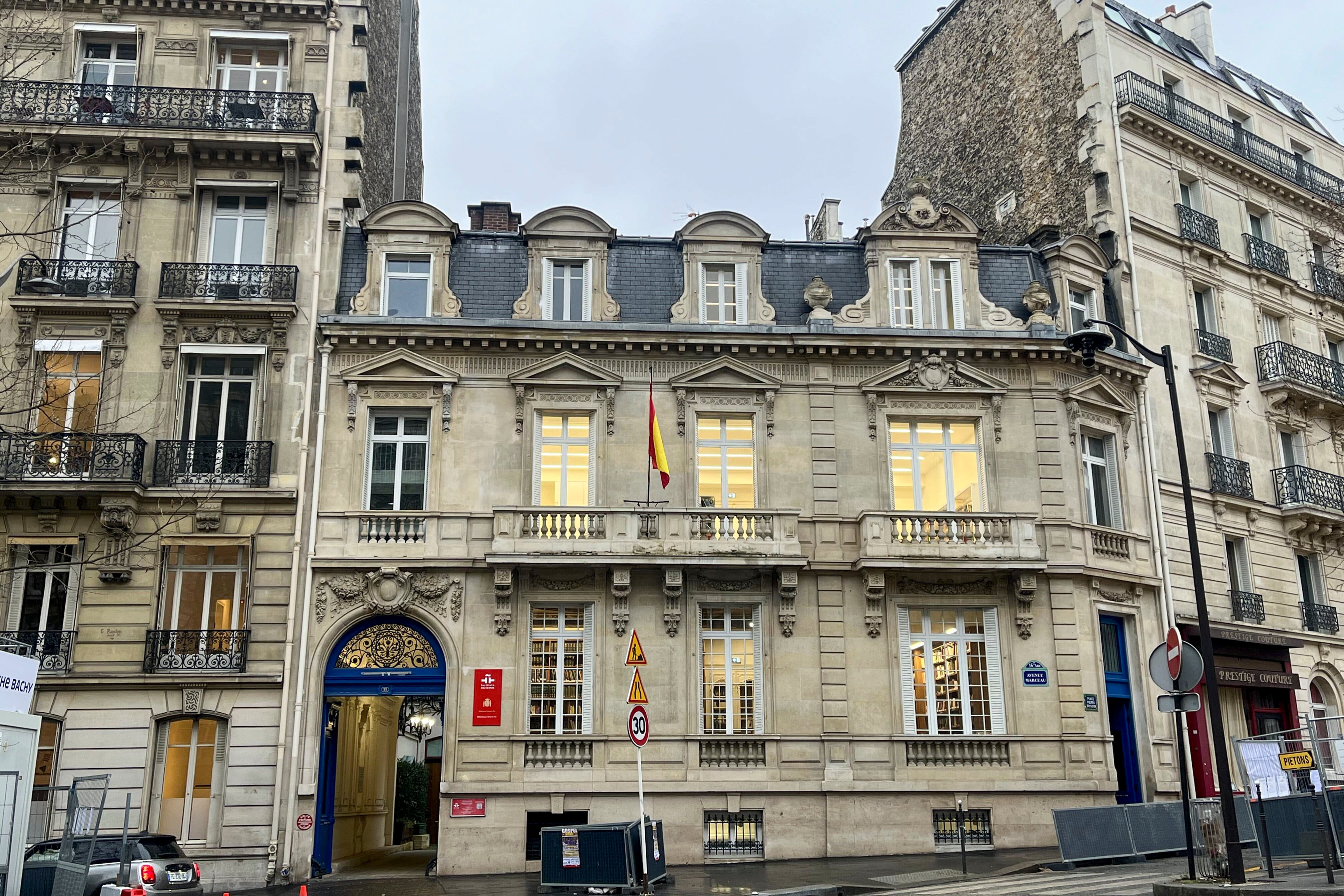 Edificio situado en el número 11 de la Avenida Marceau de París que alberga la biblioteca del Instituto Cervantes, enfrente de la embajada española en la capital francesa.