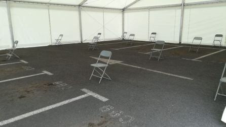 Interior de la carpa.