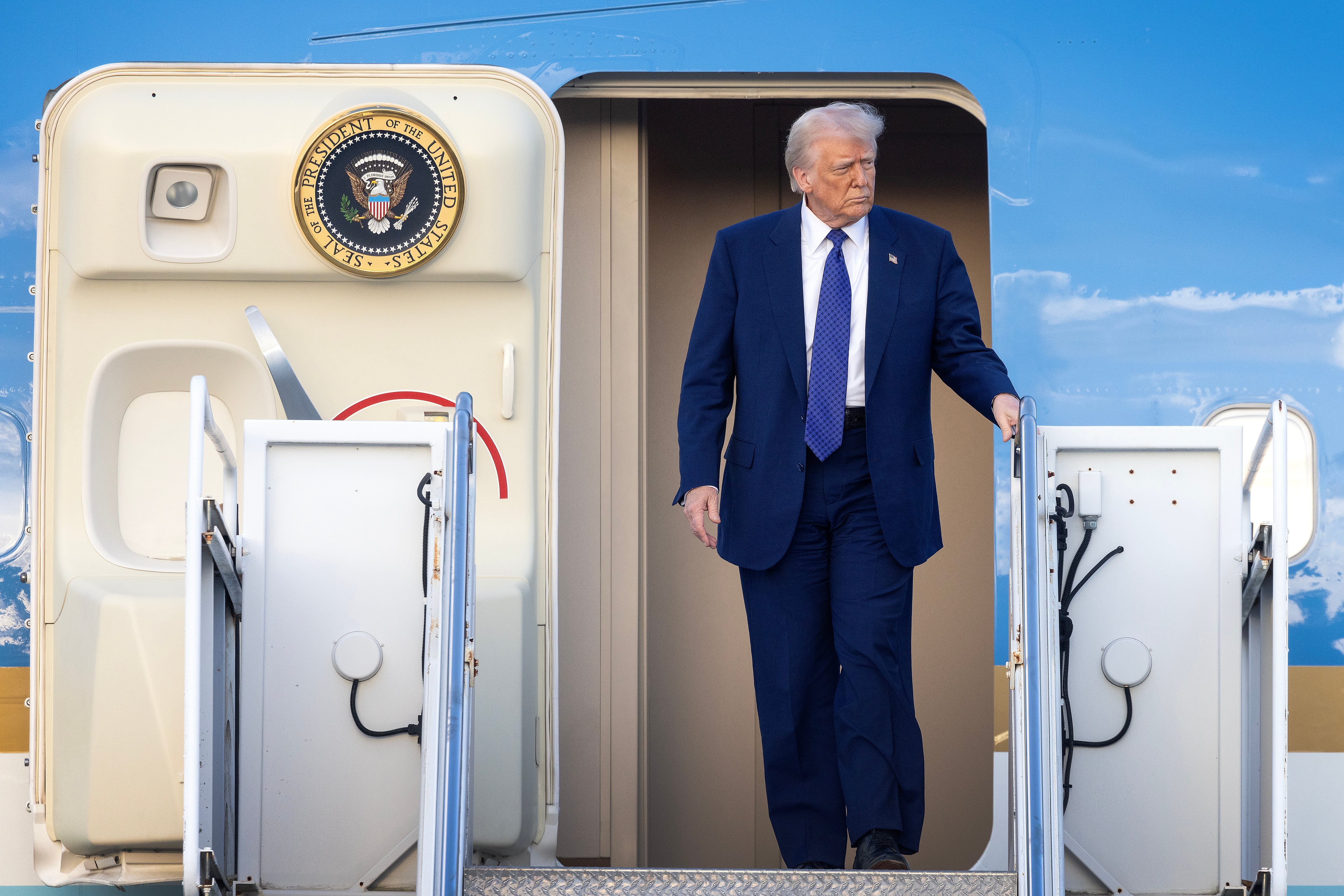 El presidente de EEUU, Donald Trump, baja del Air Force One en el aeropuerto West Palm Beach de Florida.