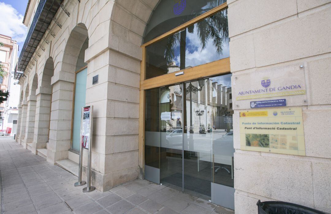 Acceso a las oficinas del Ayuntamiento de Gandia 