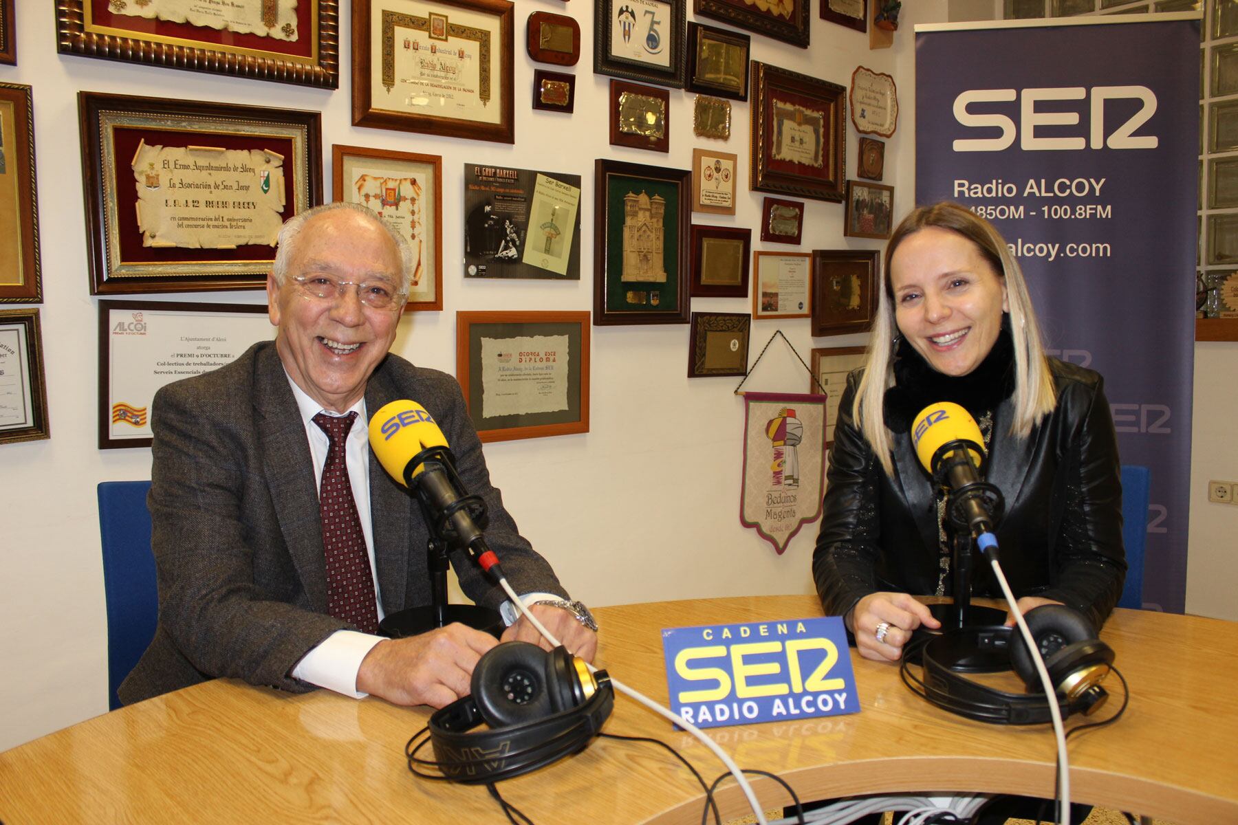 Eduardo Juan y Vanesa Juan, padre e hija, en el estudio central de Radio Alcoy