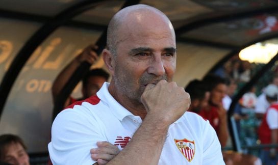 Jorge Sampaoli pensativo en un partido con el Sevilla.