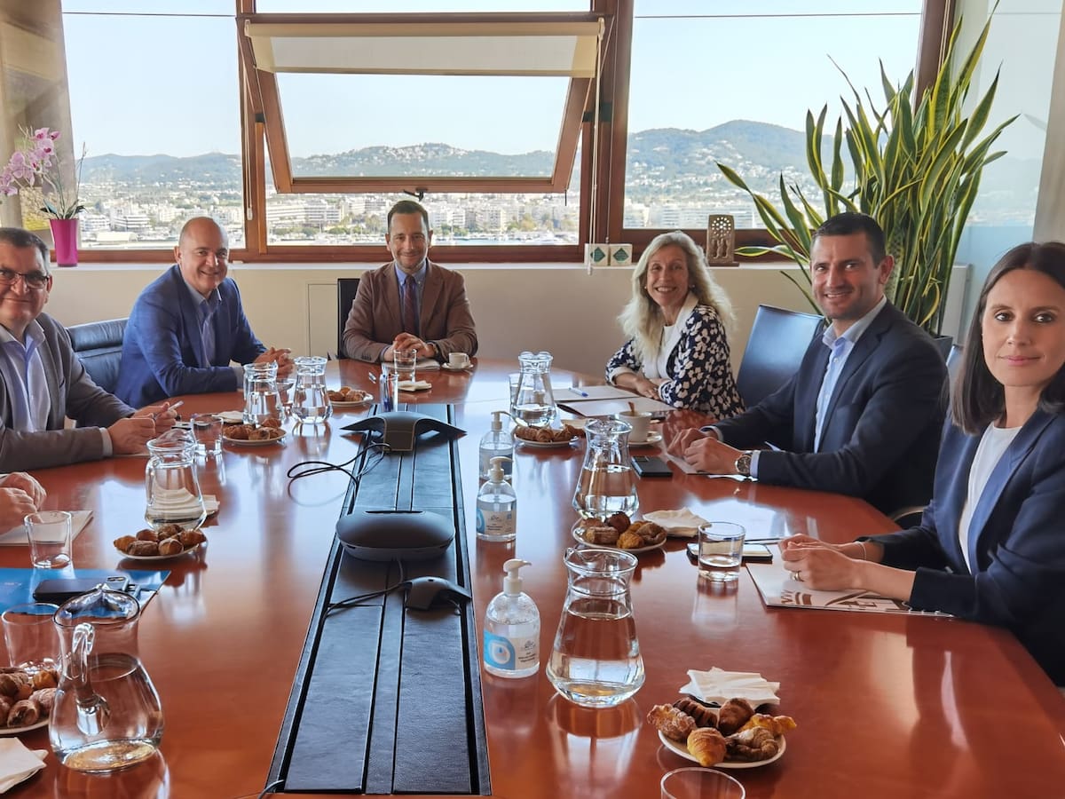 El Consell de alcaldes impulsará la limitación de la entrada de vehículos en Ibiza