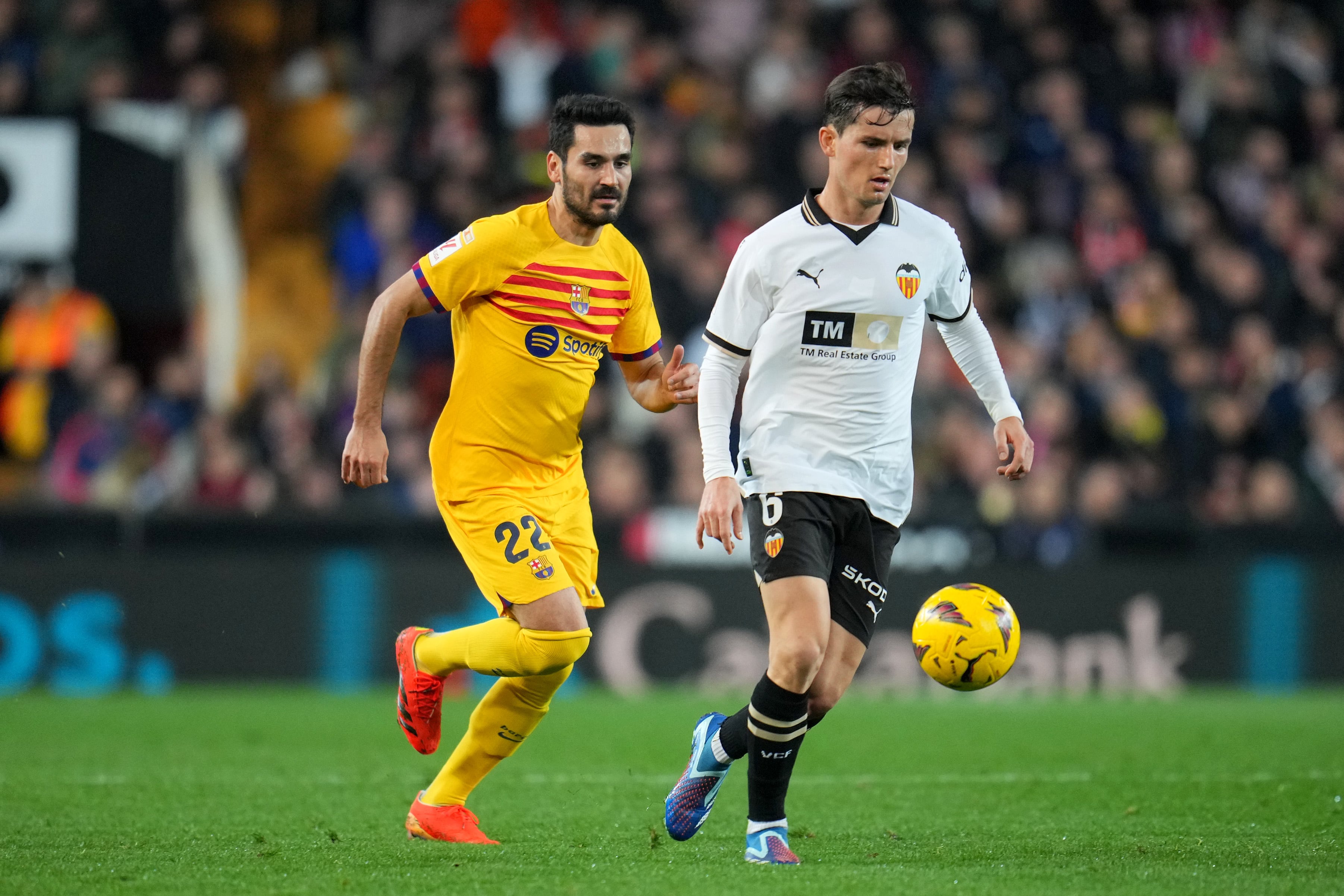 Gundogan trata de quitarle el balón a Hugo Guillamón.