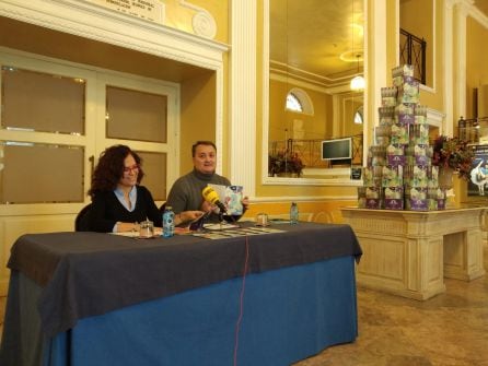 La edil María Dolores Padilla y Francesc Sanguino, en la presentación de la temporada de primavera del Teatro Principal.