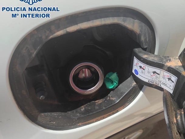 Escondía la papelina en el coche que le indicaban los compradores, que después la recogían