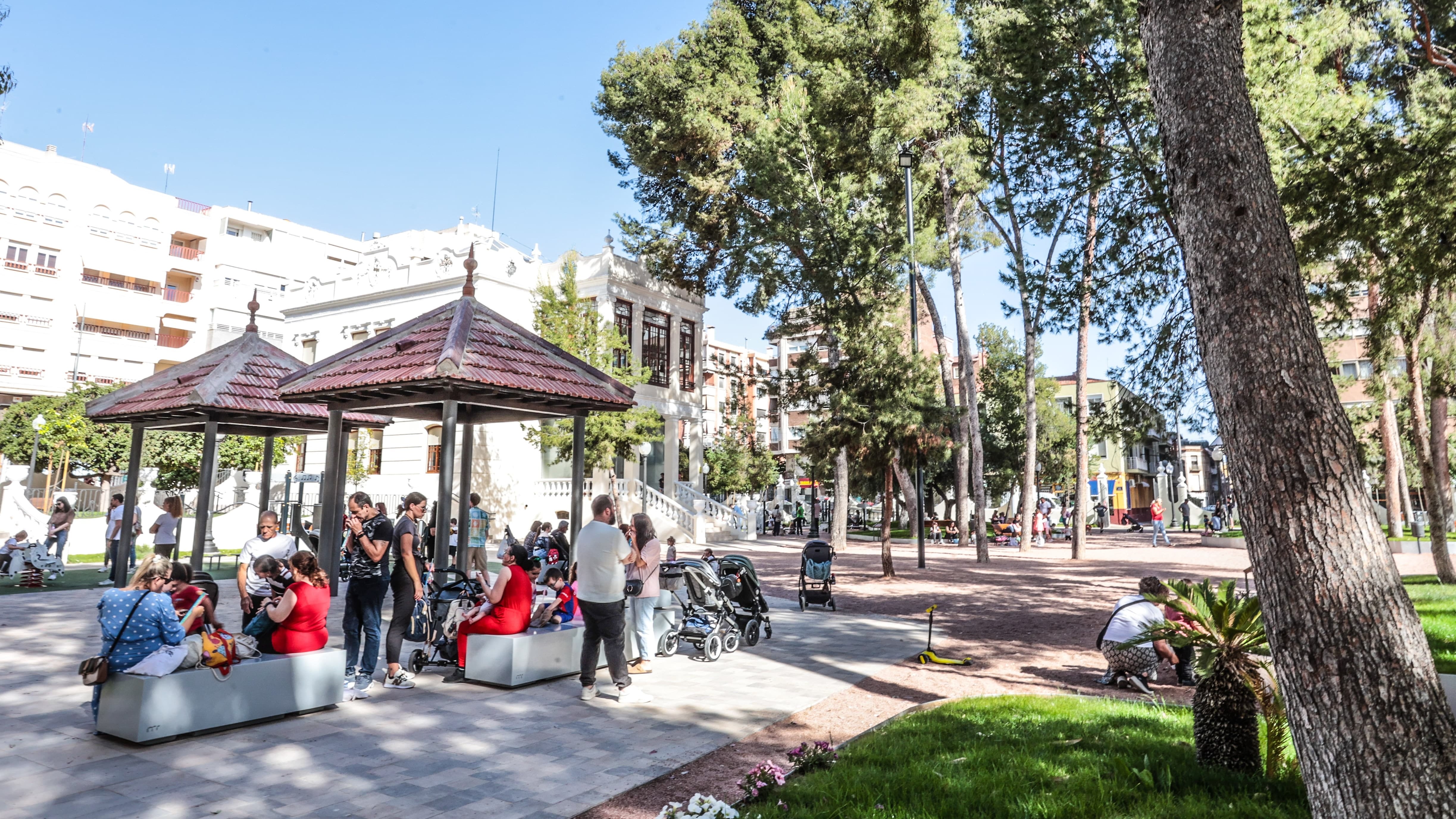 Multitud de personas disfrutan del Jardín de la Música de Elda