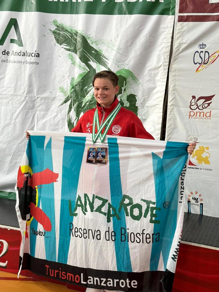 Amelie Yaiza Skiba con sus dos medallas y con la bandera de Lanzarote Reserva de la Biosfera.