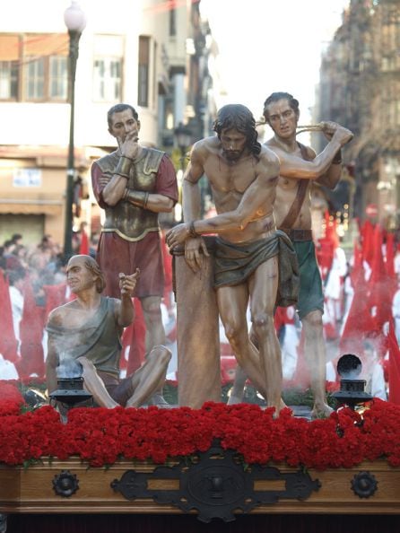 El paso de &#039;La Flagelación&#039; está compuesto por cuatro figuras, se estrenó el año 1999 y es obra de José Antonio Hernández. Procesiona en Zaragoza con la Cofradía de La Columna