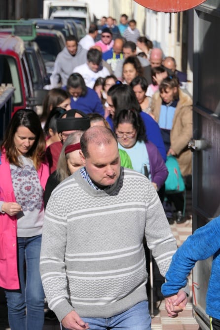 Usuarios de La Alcarabía saliendo ordenandamente a la calle durante el simulacro