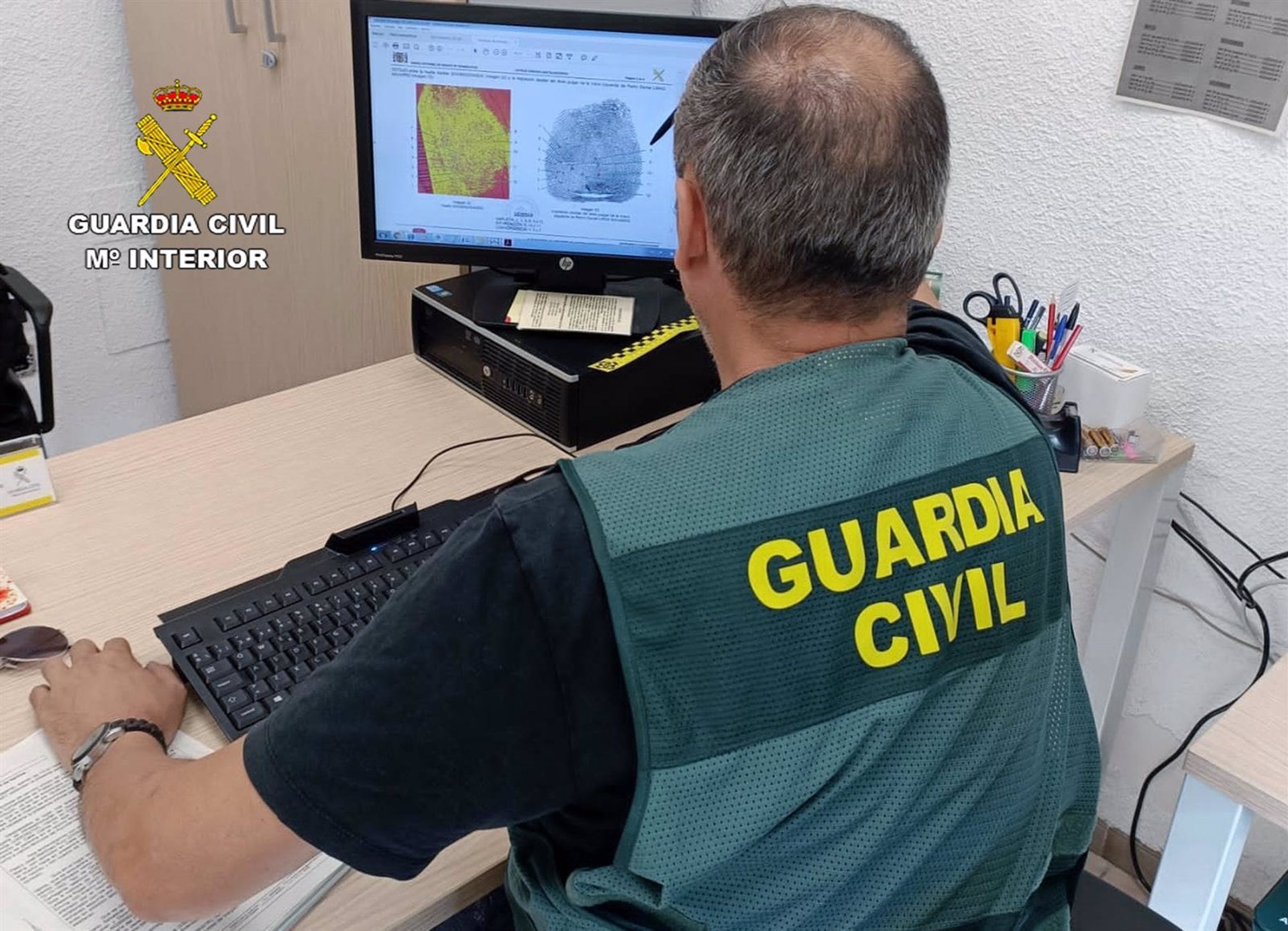 Un agente de la Guardia Civil trabaja en la operación