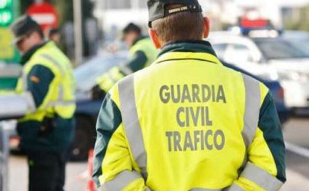 Agentes de la guardia civil de tráfico