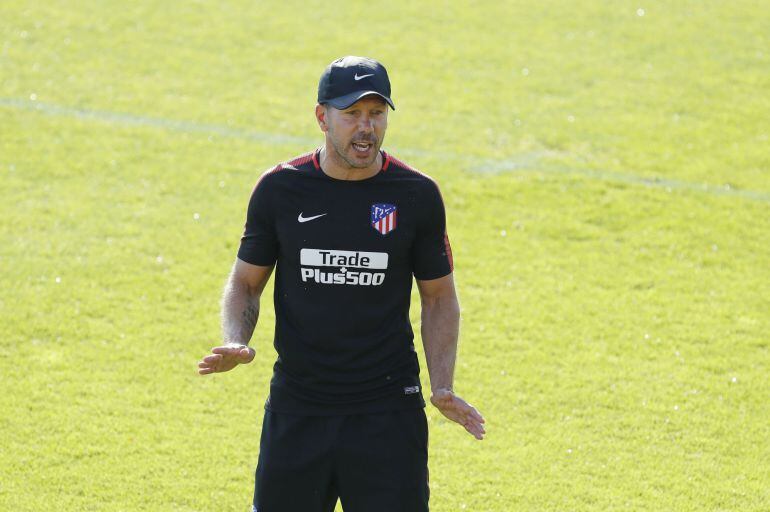 Simeone esta mañana durante el entrenamiento del Atlético de Madrid en la ciudad deportiva de Majadahonda