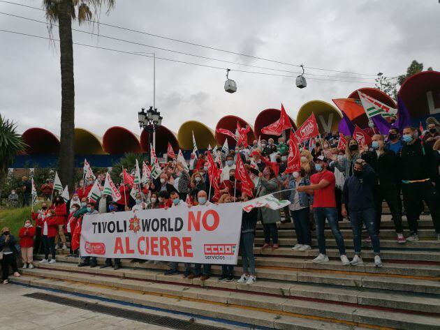 Protesta de los empleados a las puertas del recinto en Benalmádena