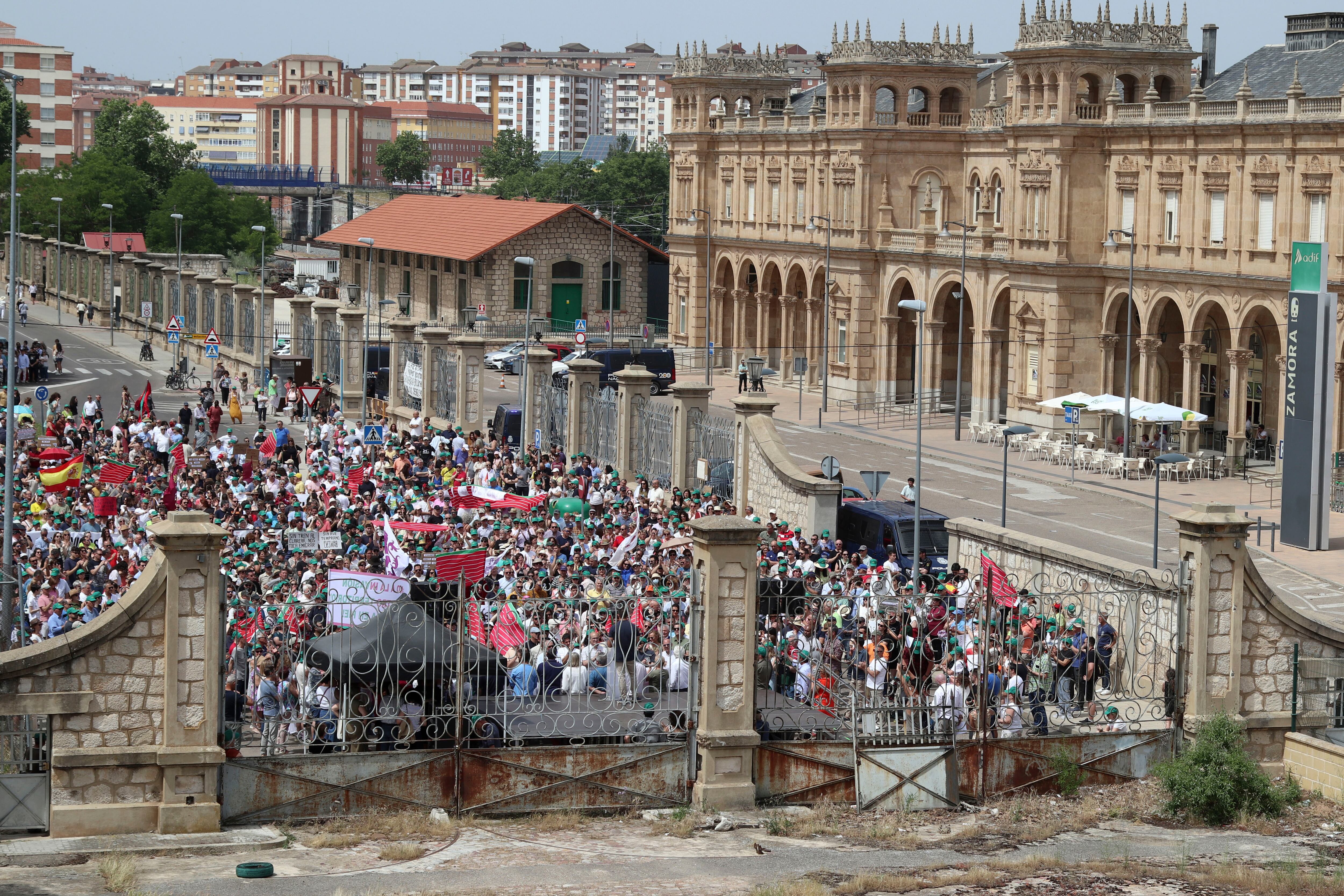 ZAMORA. 01/06/2025.- La Asociación de Usuarios AVE Zamora convoca una manifestación en la capital zamorana para protestar contra la supresión de tres paradas diarias del AVE en Otero de Sanabria (Zamora). EFE/Mariam A. Montesinos
