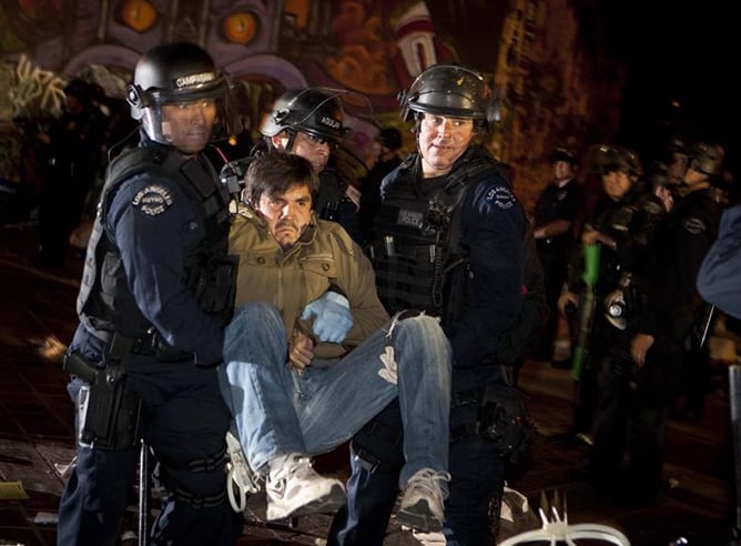 Un miembro del movimiento &#039;Ocuppy L.A&#039; es arrestado en el campamento de protesta, frente al ayuntamiento de Los Ángeles, California