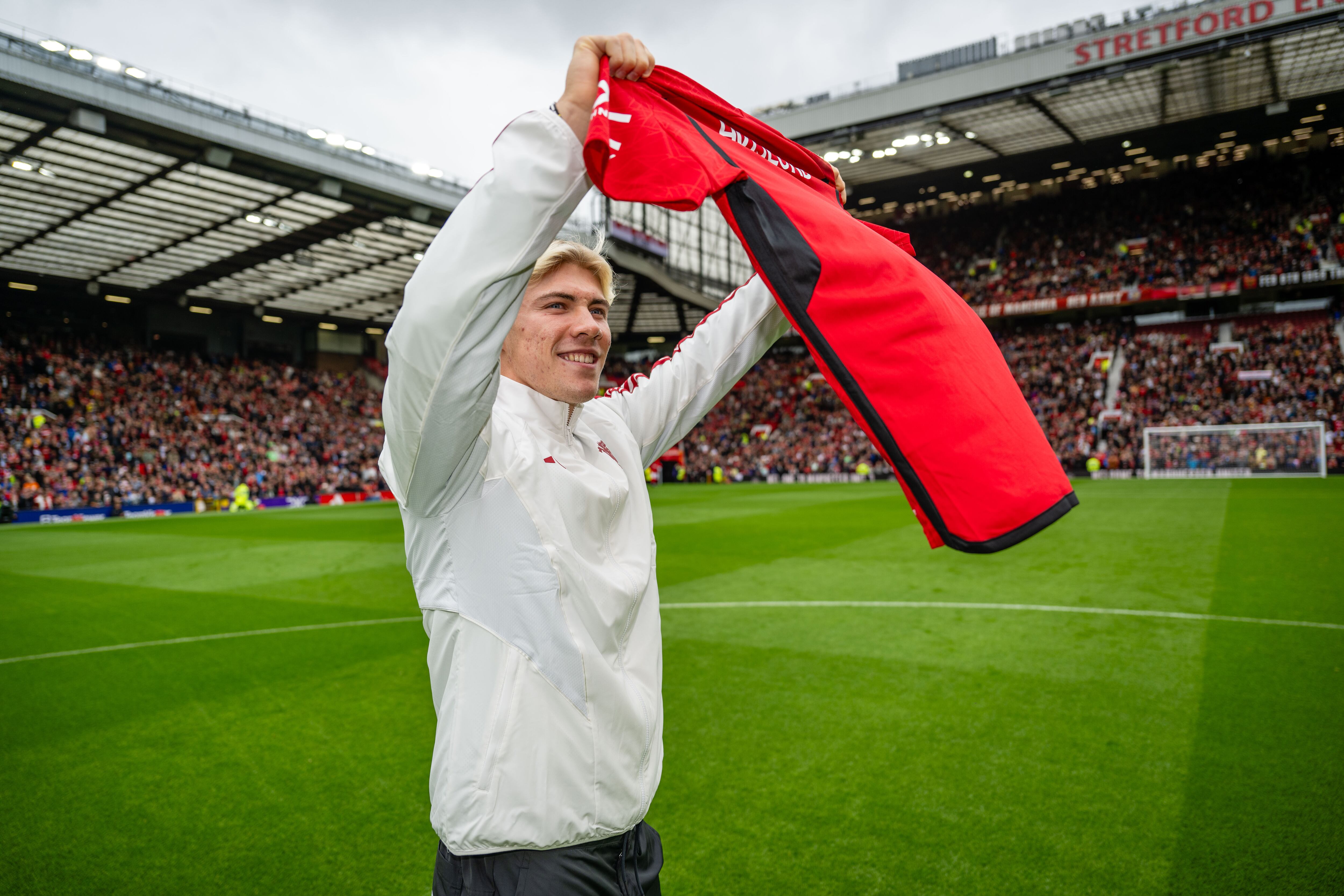 Rasmus Hojlund se presenta ante la afición del Manchester United