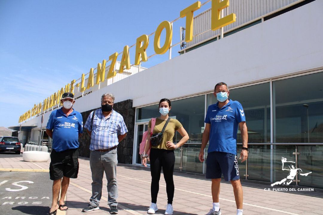 Cati Benedetti recibida por el presidente y entrenadores del CB Lanzarote Puerto del Carmen tras su llegada a la isla.