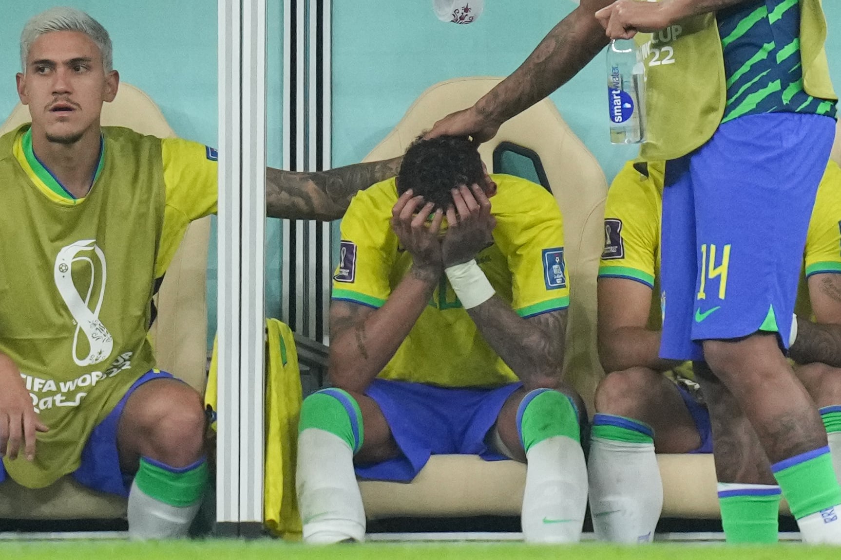 Neymar llora en el banquillo tras lesionarse en el partido inaugural. (Photo by Peter Byrne/PA Images via Getty Images)