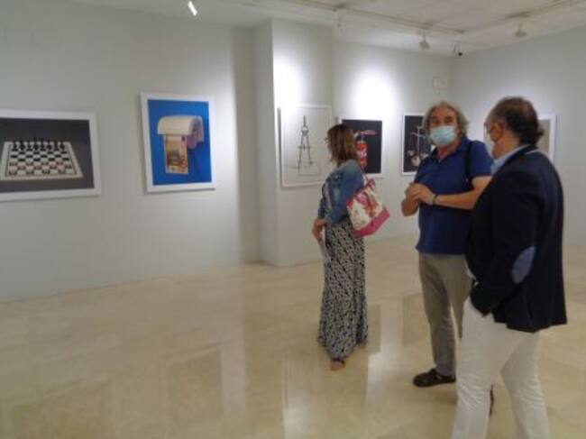 La mitad de la exposición está ocupada por las greguerías visuales que se ven al fondo