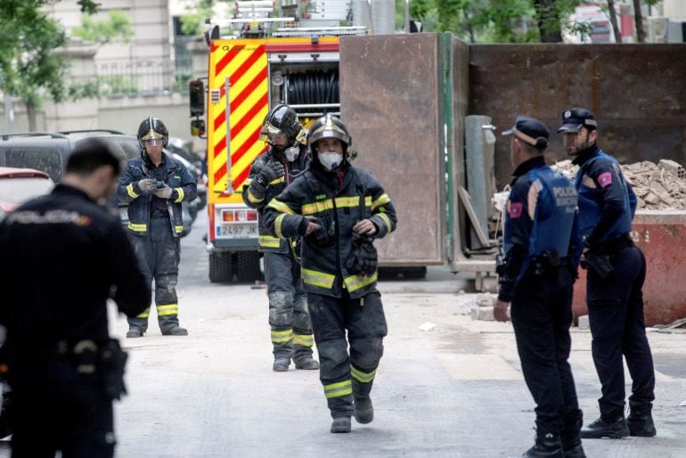  Bomberos junto al edificio en rehabilitación del que parte del forjado se ha derrumbado esta tarde sobre el patio interior del inmueble.