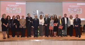 La presidenta de la Junta de Andalucía, Susana Díaz, junto a los asistentes al acto celebrado este jueves en la sede de Unicaja en Málaga