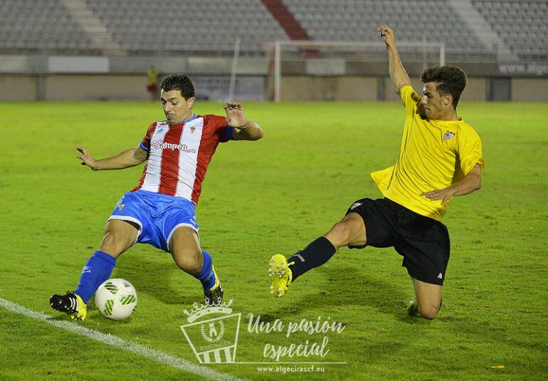 Máiquez trata de rechazar un balón.