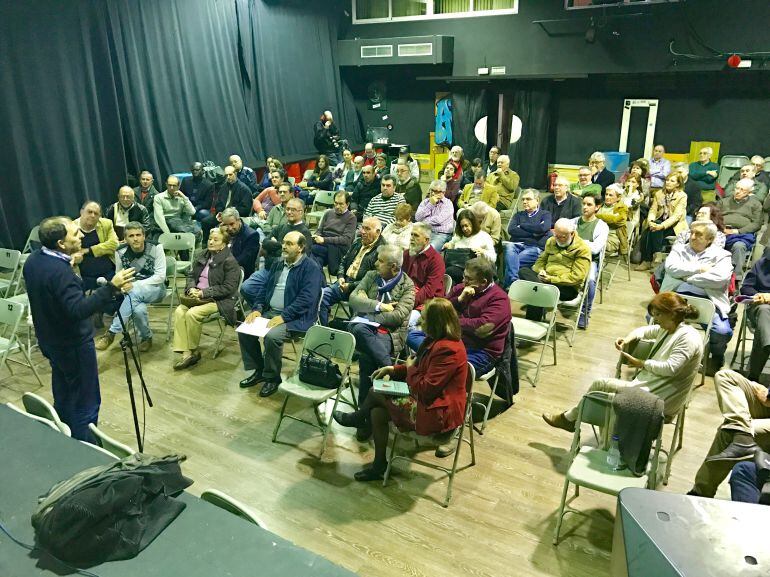 Militantes del PSOE reunidos este lunes en Málaga. Un momento de la intervención del exconcejal en el ayuntamiento Rafael Fuentes