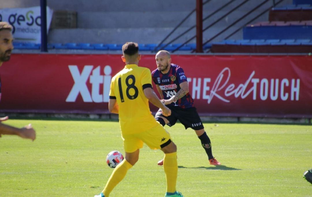 Álex Vaquero controlando el balón