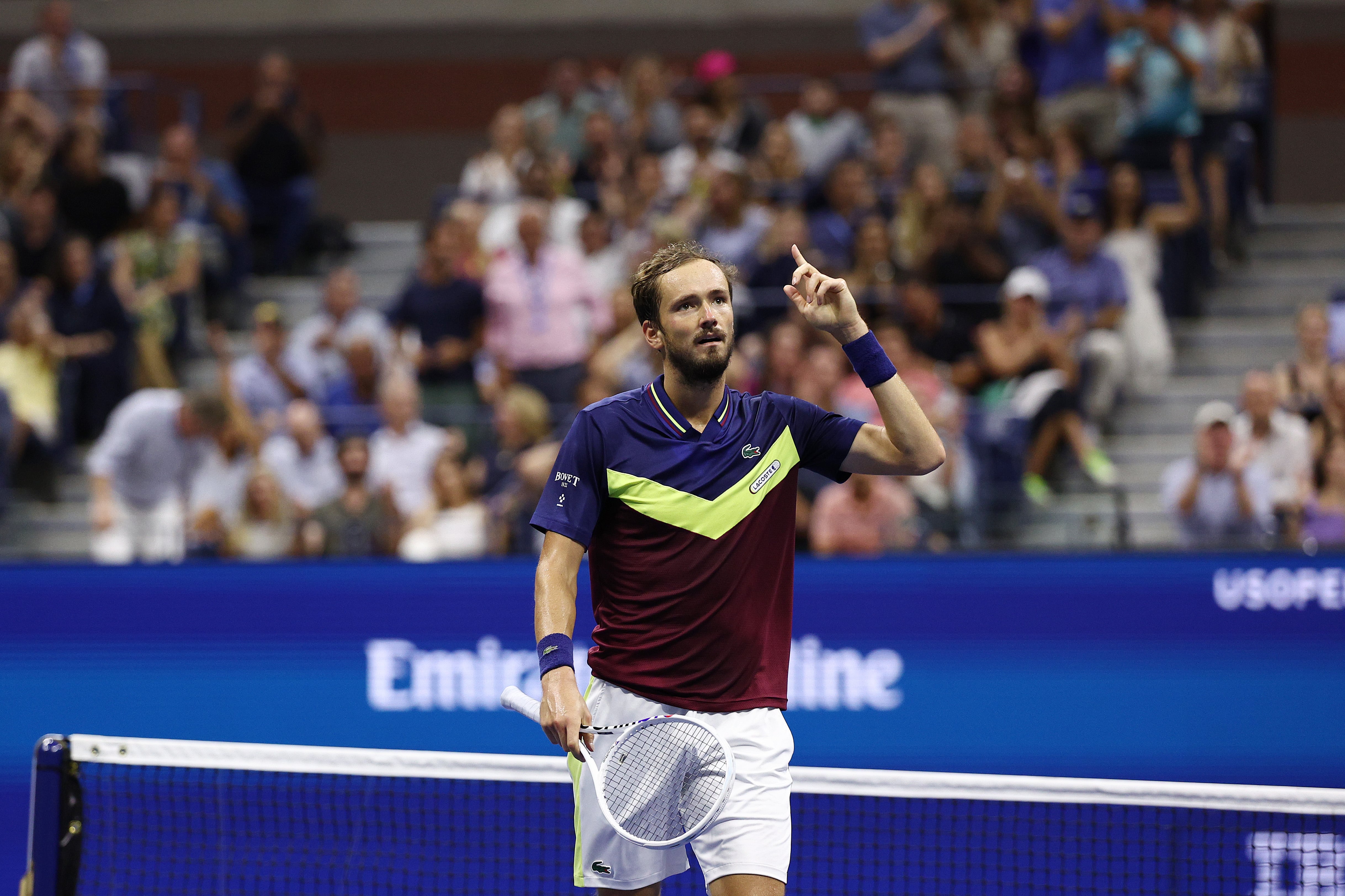 Daniil Medvedev celebra un punto en la semifinal ante Carlos Alcaraz. (Photo by Elsa/Getty Images)