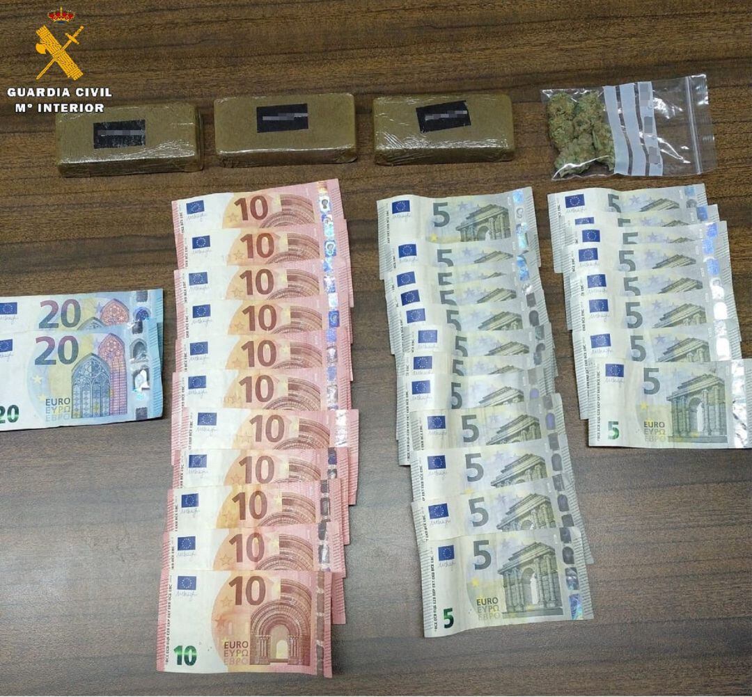 Material incautado por la Guardia Civil a la mujer